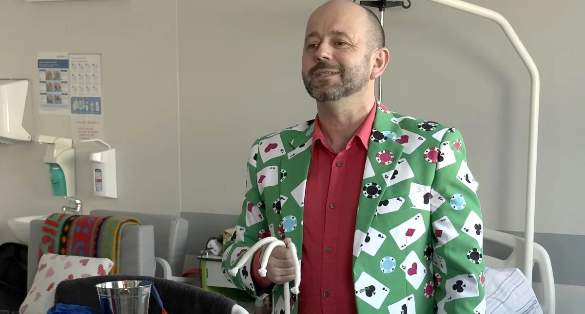 Artysta związany z Przemyślem niedawno zawitał do Wojewódzkiego Szpitala im. św. Ojca Pio w Przemyślu, by spotkać się z najmłodszymi pacjentami i podarować im niecodzienne, jak na szpitalne okoliczności, spotkanie z magią./ FOT. WSzwP