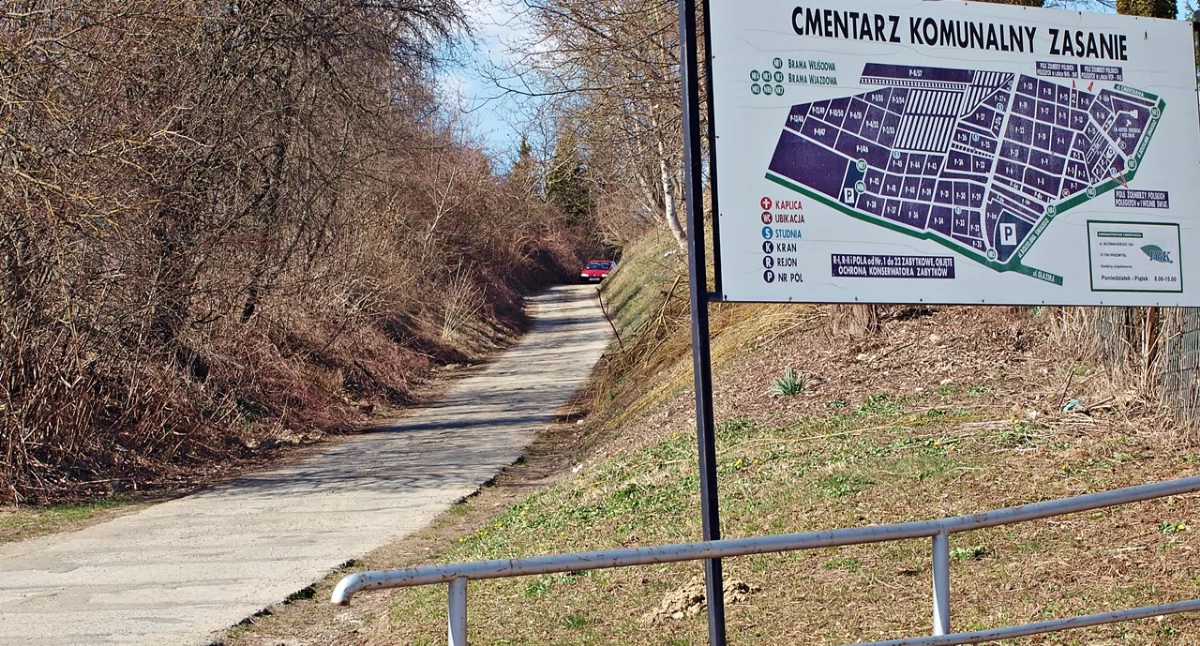 O rozbudowę drogi na górnym parkingu przy cmentarzu na Zasaniu mieszkańcy od lat się upominają. Będzie projekt, ale kiedy realizacja? Nie wiadomo. Fot. Mariusz Godos