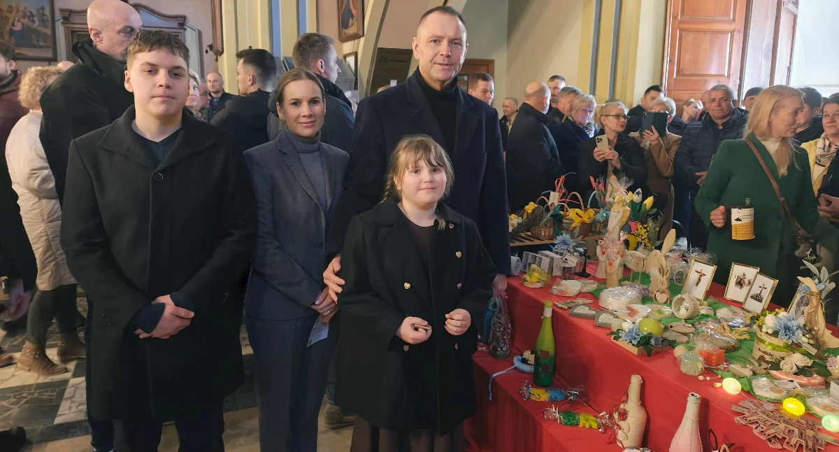 Po zakończeniu mszy św. prezydent RP wraz z małżonką i dwójką swoich pociech podziwiali (ale nie tylko!) stoisko kiermaszu wielkanocnego. Fot. zbiory własne