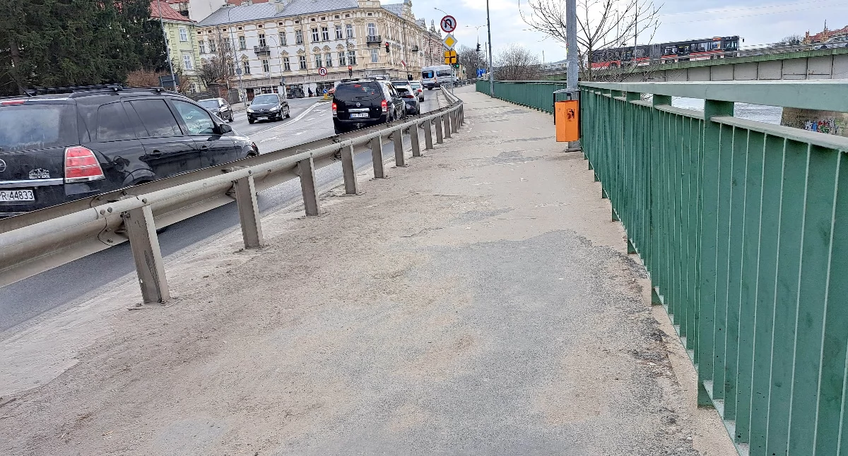 Odcinek ciągnący się od przejścia dla pieszych przy skrzyżowaniu ulicy Jagiellońskiej ze Sportową do mostu Orląt Przemyskich zyska nową, równą nawierzchnię. Prace już trwają i mają się zakończyć najpóźniej do 30 czerwca br./ FOT. U. Gielo