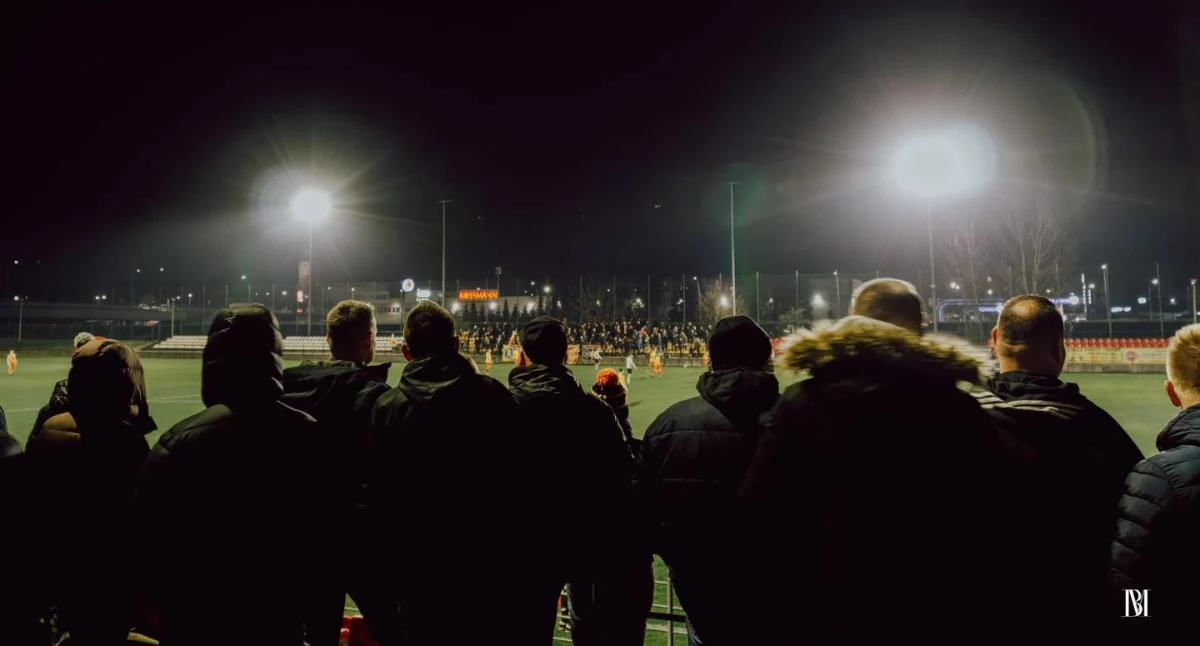 Smaczku rywalizacji dodał fakt, że po raz pierwszy w historii zasańskiego klubu swój mistrzowski, domowy mecz rozegrali przy sztucznym świetle. Fot. Małgorzata Wierzchowska
