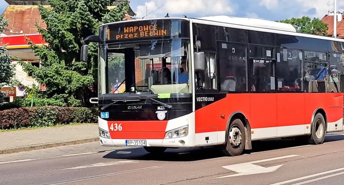 Zanim wyjdziemy na przystanek autobusowy, warto sprawdzić dokładnie rozkłady jazdy. / FOT. U. Gielo