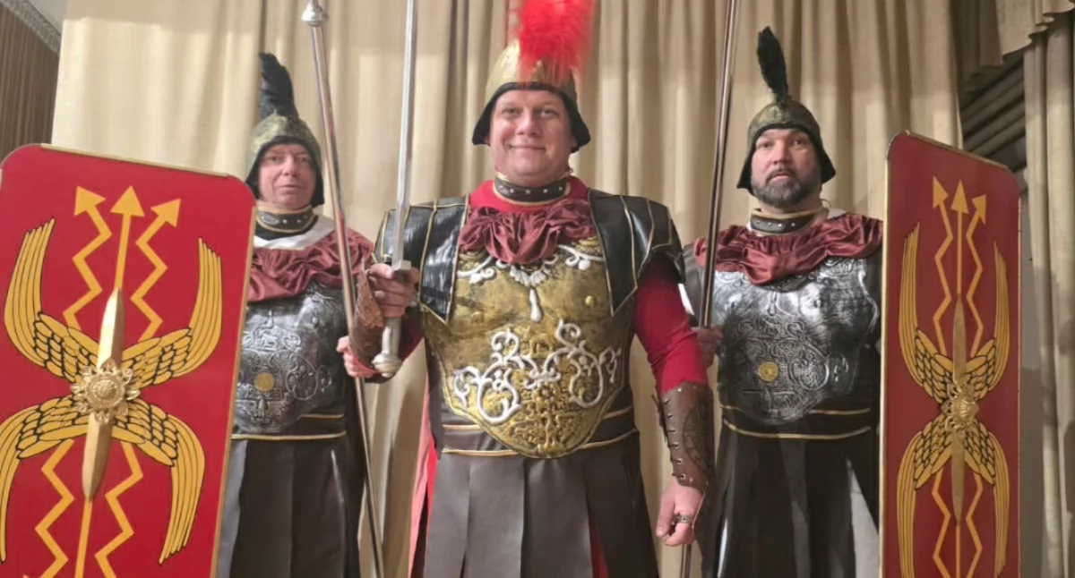 Kamil Stachura – jako organizator straży przy Bożym Grobie w świątyni na Kazanowie – stara się, aby ta wyjątkowa tradycja w jego parafii nie podzieliła tego losu. Z pełnym przekonaniem twierdzi, że warta przy Grobie Pańskim podczas Triduum Paschalnego w kościele pw. św. Benedykta, Cyryla i Metodego to nie tylko symboliczne czuwanie. To świadectwo wiary, odpowiedzialności i szacunku wobec historii oraz tych, którzy tę tradycję tworzyli przed nami. Fot. zbiory własne