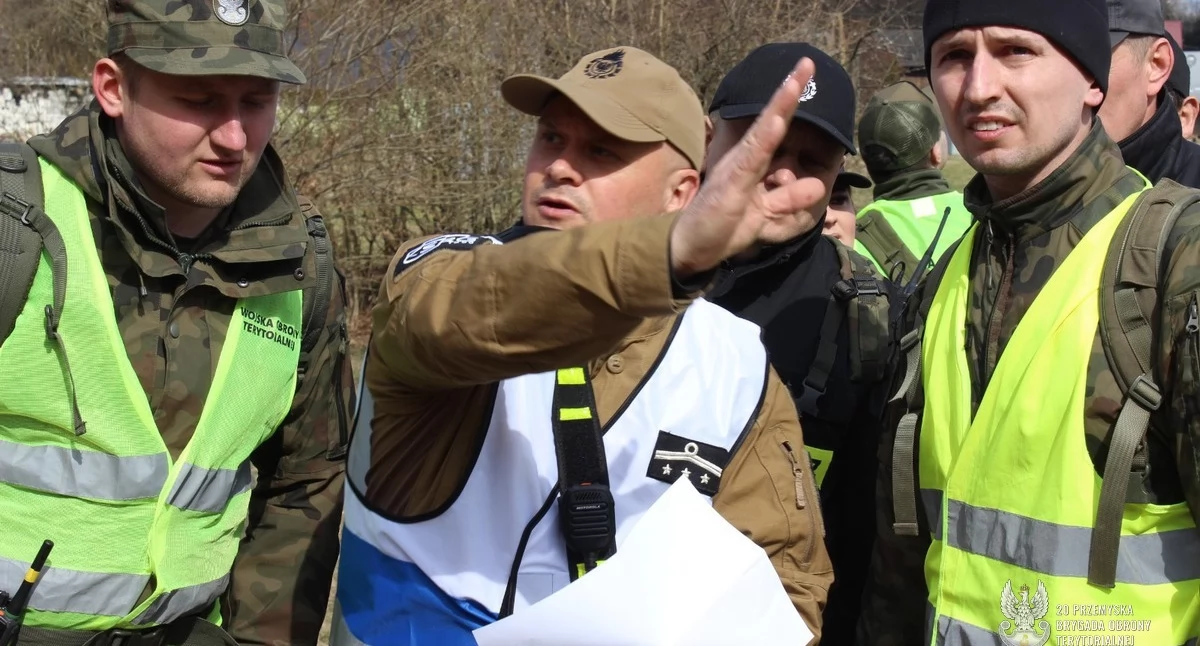 Zgodnie ze scenariuszem ćwiczenia nad brzegiem rzeki San zlokalizowany został obóz harcerski. W wyniku nagłej burzy poziom rzeki uległ podniesieniu, co spowodowało ucieczkę uczestników obozu do lasu. Fot. 20. Przemyska BOT