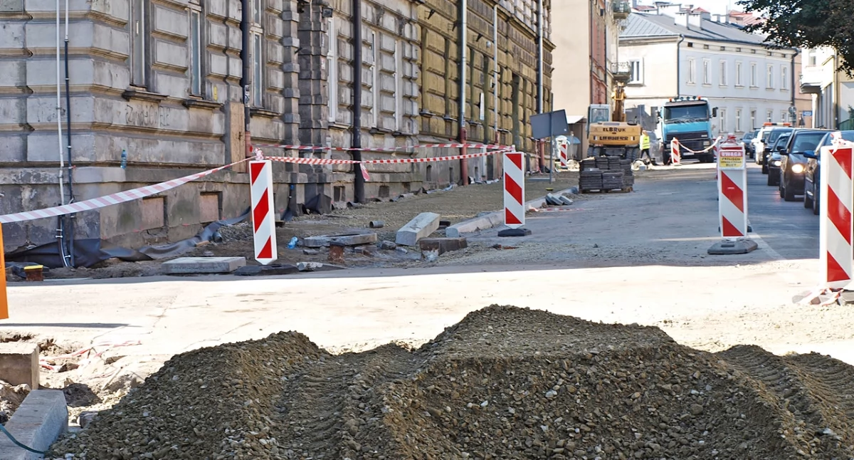 Fragment ulicy Dworskiego od skrzyżowania z ulicą Smolki do rozjazdu z ulicą Siemiradzkiego w Przemyślu został wyremontowany kilkanaście miesięcy temu. Fot. Mariusz Godos