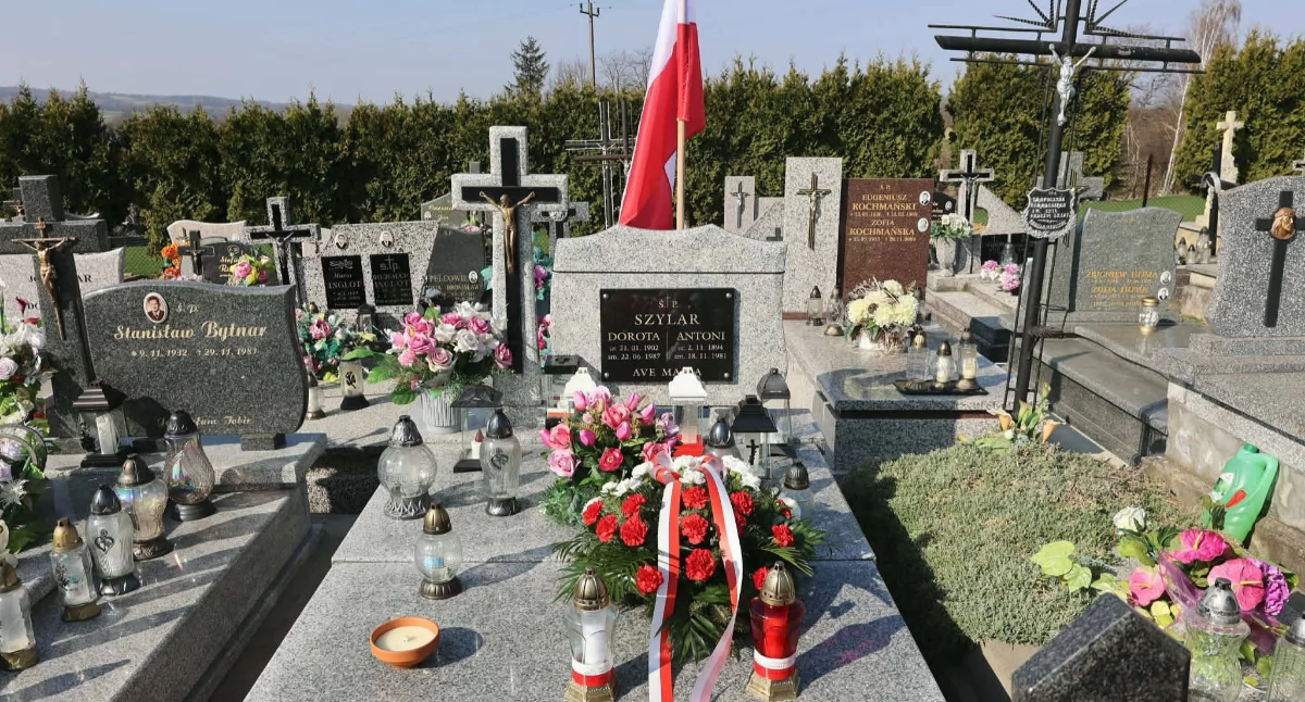 Delegacja Oddziałowego Biura Upamiętniania Walk i Męczeństwa rzeszowskiego oddziału IPN-u. Jej członkowie oddali hołd i zapalili biało-czerwone znicze na Cmentarzu Wojennym Ofiar Hitleryzmu 1939 – 1945 w Jagielle-Niechciałkach w gminie Tryńcza. Fot. IPN Rzeszów