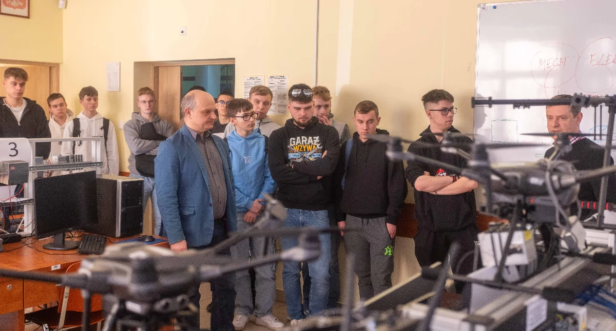 Uczestnicy konkursu w pracowni Instytutu Nauk Technicznych.