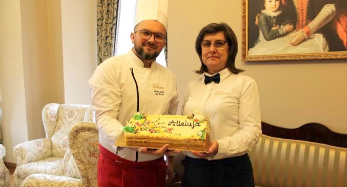 Szef kuchni Restauracji Zamkowej w Krasiczynie Maciej Gołdyn oraz kierownik sali Ewa Pisarska zachęcają do zainspirowania się bogactwem tradycyjnych smaków stanowiących ofertę zamkowej kuchni./ FOT. U. Gielo