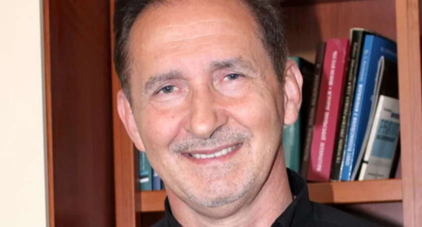 Neurolog, nazywany też doktorem od motyli, ze względu na niecodzienną pasję, jakiej się oddaje w wolnym czasie, mawia, że bez świata przyrody jako ludzie jesteśmy ubożsi.Jego zdaniem proces przemiany gąsienicy w poczwarkę, a potem w dorosłego motyla to jeden z najciekawszych cudów natury./ FOT. U. Gielo