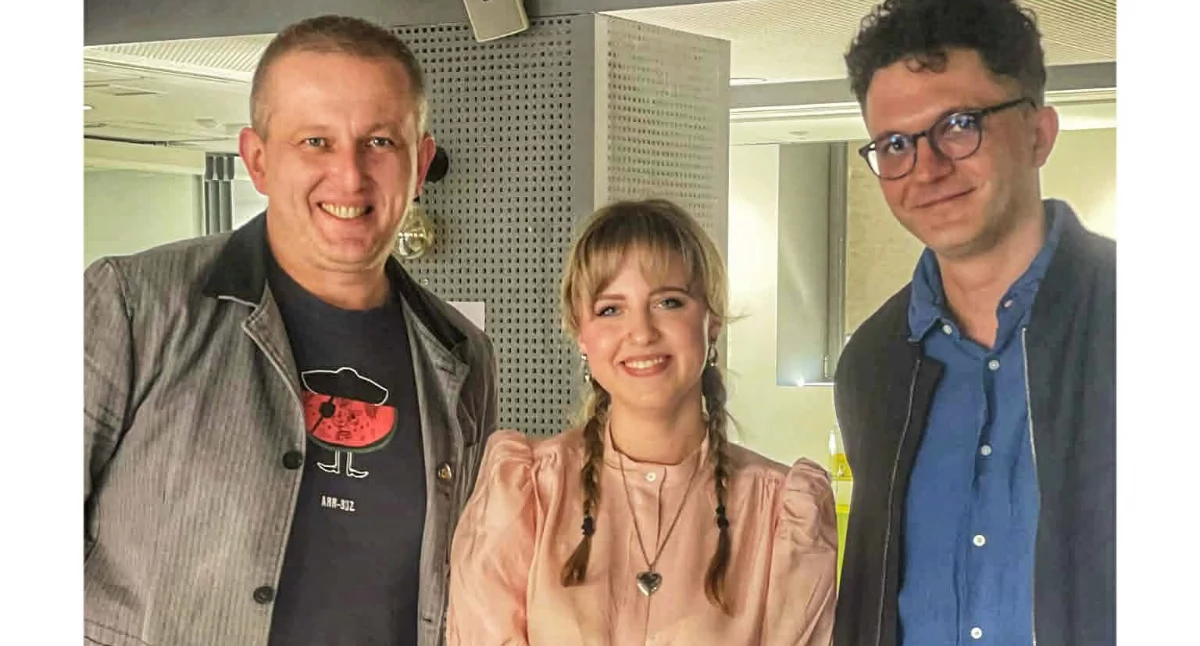 Uczennica „Morawy” Dominika Bal ze swoim szkolnym mentorem Rafałem Paśko i reżyserem filmowym Jakubem Piątkiem, z którym w ramach konkursu dane jej było przeprowadzić profesjonalną rozmowę. / FOT. FB R. Paśko
