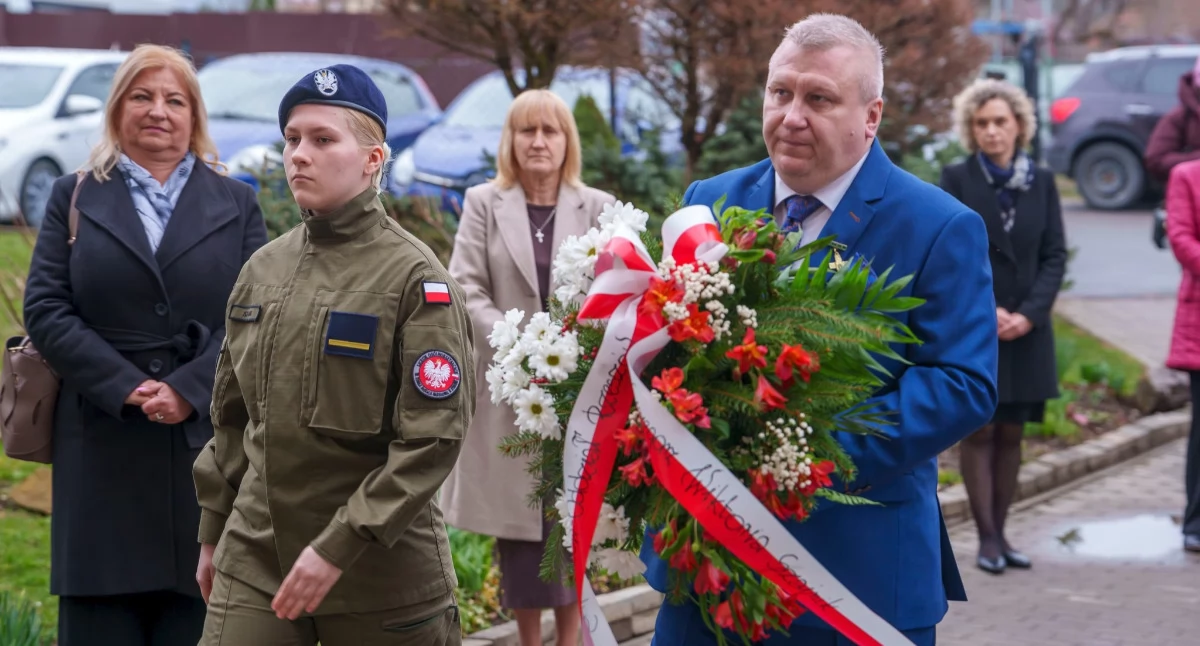 Uzupełnieniem obchodów była wystawa prac malarskich Wiktorii Szajnik, byłej uczennicy placówki – prawnuczki Sybiraka Szczepana Szajnika. Podczas rocznicowego wydarzenia towarzyszyli jej rodzice./ FOT. MOKSiR Dynów