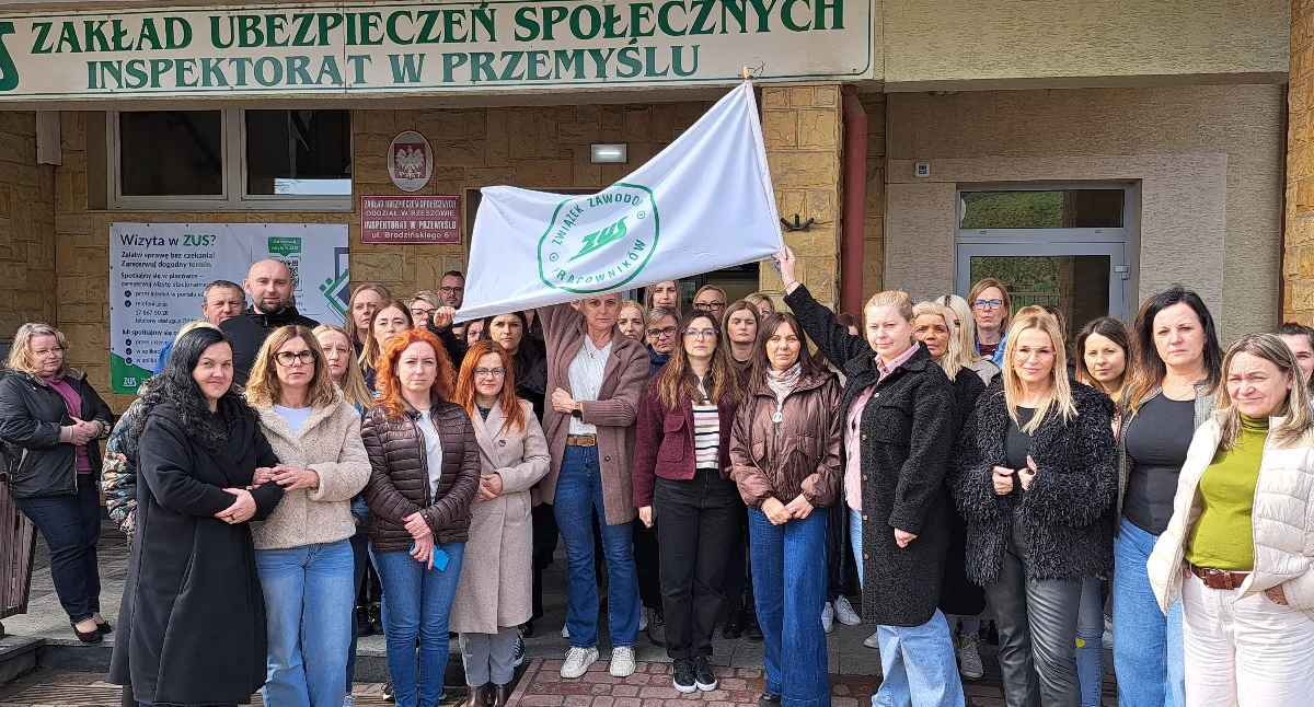 – Co chwilę dokłada się nam dodatkowych zadań, za czym nie idzie adekwatny wzrost wynagrodzeń – mówią pracownicy przemyskiego inspektoratu ZUS. Dziś, 2 kwietnia, wyszli przed budynek instytucji, by dać wyraz swojej solidarności z postulującymi związkowcami okupującymi centralę ZUS w Warszawie./ FOT. U. Gielo