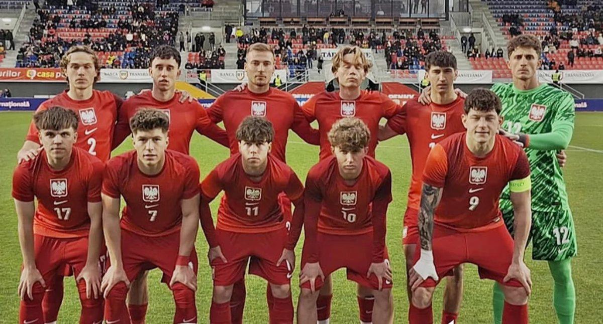 Norbert Barczak (pierwszy z lewej w górnym rzędzie) w wyjściowym składzie reprezentacji Polski U-20 przed meczem z Rumunią. Fot. PZPN