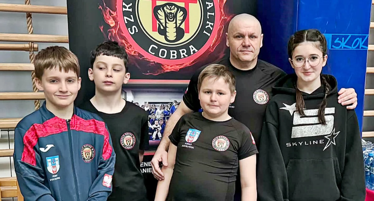 Młodzi reprezentanci Szkoły Sztuk Walki „Cobra” Jarosław znakomicie spisali się w Żywcu. Na zdjęciu z trenerem sensei Ireneuszem Frankiewiczem. Fot. zbiory własne