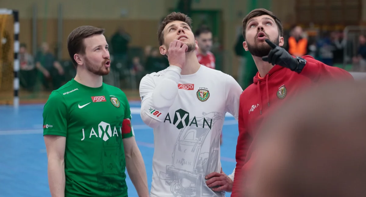 18 lutego br. pojawił się pierwszy widomy znak, że coś jest nie tak. Podczas meczu FOGO Futsal Ekstraklasy pomiędzy Texom Eurobusem Przemyśl a Jaxan Śląskiem Wrocław na parkiecie pojawiła się woda. Zawodnicy z Wrocławia z zaciekawieniem patrzyli na cieknący dach. Fot. Texom Eurobus Przemyśl/Kamil Krukiewicz