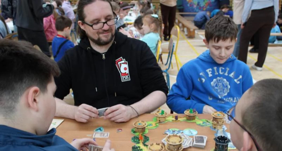 Warsztaty i prelekcje uzupełniły też gry planszowe, zajęcia artystyczne i inne formy wspólnej zabawy i edukacji, mające służyć integracji całej szkolnej społeczności. / FOT. U. Gielo
