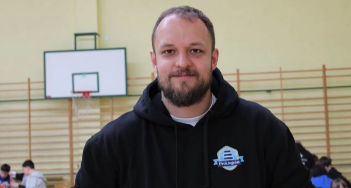 W kontekście autyzmu niezwykle istotne jest uświadamianie społeczeństwa, w tym nauczycieli, rodziców, dzieci – podkreśla Tomasz Skwara, prezes pruszkowskiego „Stowarzyszenia Razem w Spektrum”, na co dzień prowadzący szkołę językową, który sam również jest osobą w spektrum i jednocześnie ma autystycznego syna, co sprawia, że temat jest mu szczególnie bliski./ FOT. U. Gielo