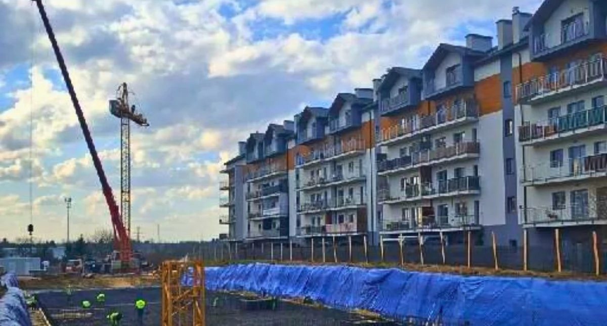 Prace przy budowie bloku SIM w Jarosławiu nabierają tempa. Firma Erobud Grupa z Bystrowic zrealizowała już sto procent wykopu pod fundamenty, a 60 procent płyty fundamentowej zostało zabetonowane./ FOT. Eurobud
