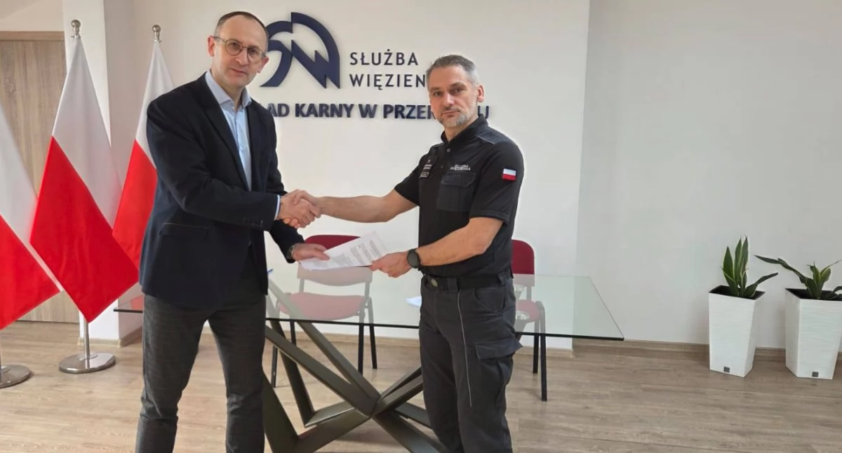 Strony parafujące dokument deklarują wzajemną współpracę. Z ramienia Powiatowego Centrum Pomocy Rodzinie w Przemyślu podpisał go dyrektor wspomnianej instytucji  Dawid Tarczyński, a ze strony Zakładu Karnego w Przemyślu – szef placówki mjr Cyprian Czarniecki./ FOT. Zakład Karny w Przemyślu