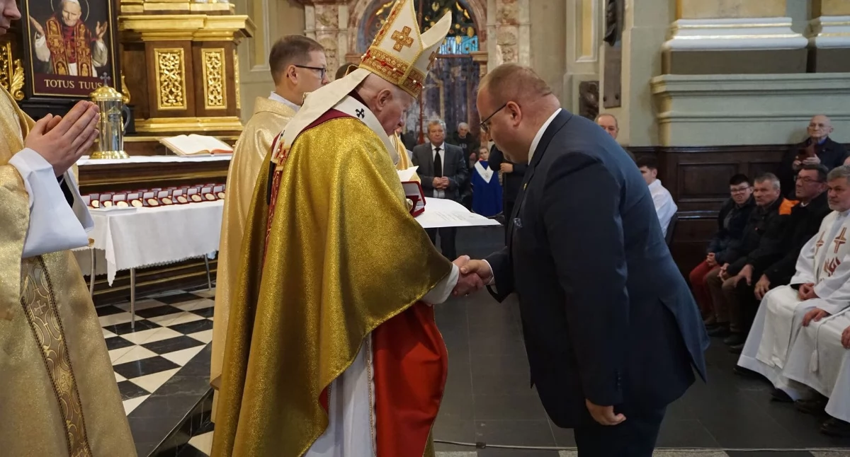 Medal „Pro Ecclesia Premisliensis” to odznaczenie przyznawane osobom świeckim za szczególne zasługi dla Kościoła przemyskiego. Jest ono formą podziękowania za zaangażowanie w życie archidiecezji./Fot. UMiG Jawornik Polski 