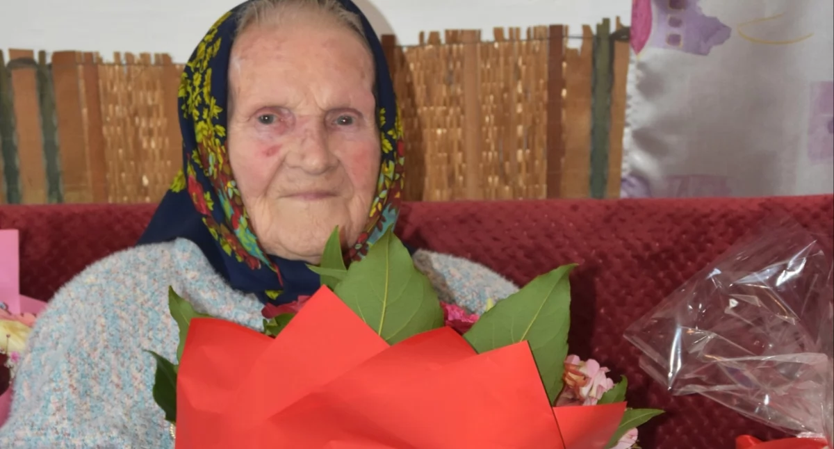 200 lat życzono jubilatce podczas wizyty złożonej w jej ponad 100-letnim domu. / FOT. UG Przeworsk