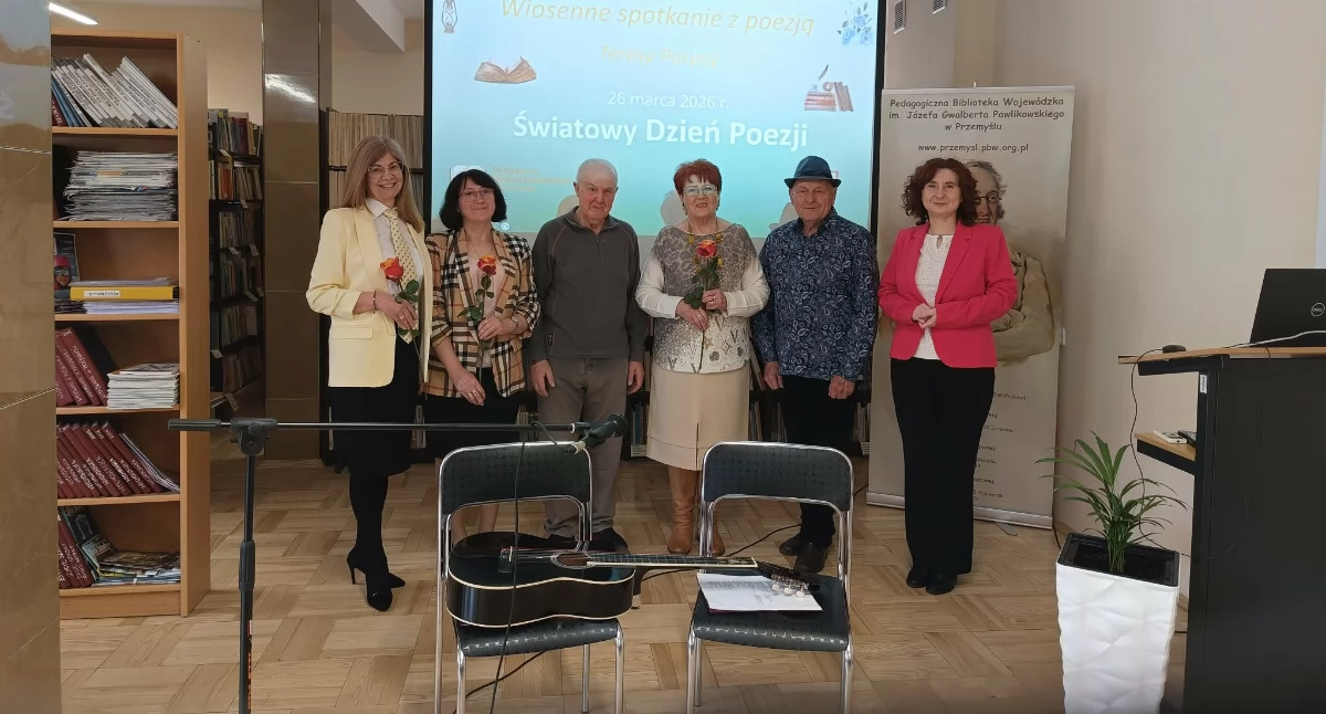 26 marca br. po raz kolejny było celebrowane w Przemyskiej Bibliotece Pedagogicznej święto poezji. Wydarzenie zgromadziło uczniów oraz nauczycieli przemyskich szkół podstawowych i średnich, a także twórców kultury i było fascynującą podróżą po świecie poezji przemyskiej poetki i malarki Teresy Paryny. Fot. zbiory własne