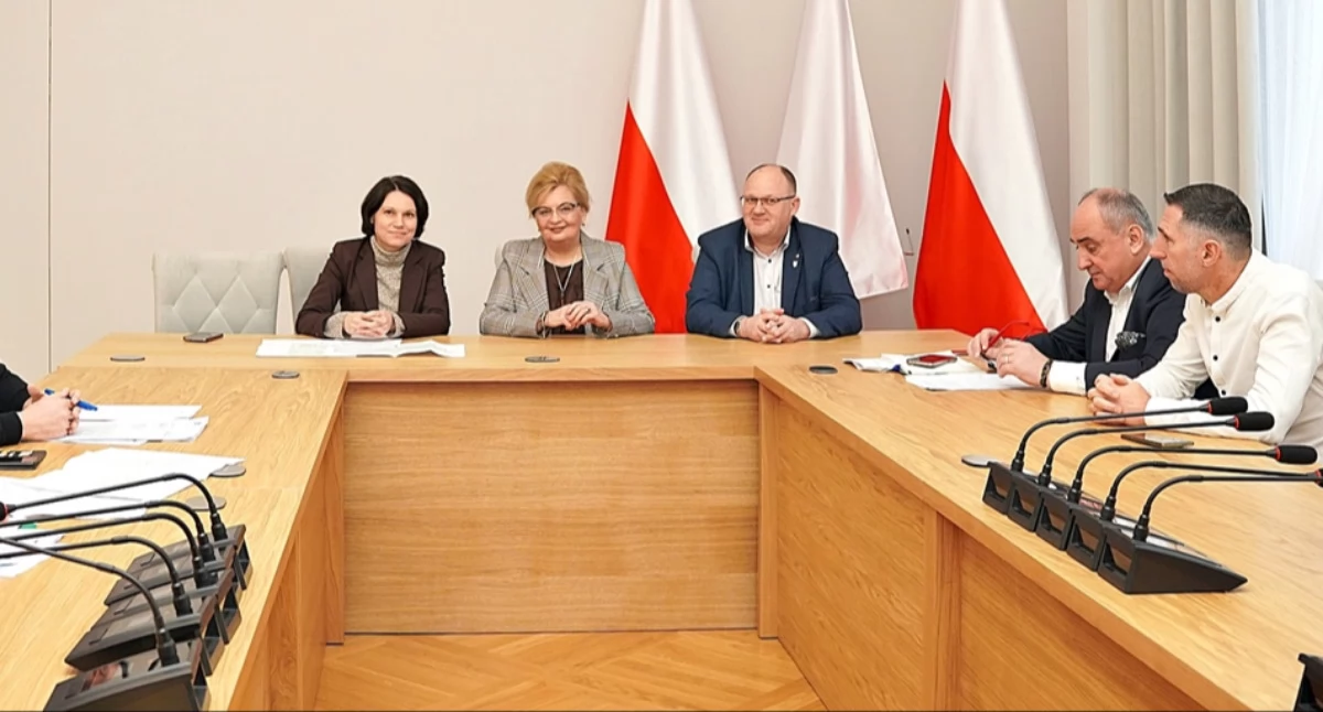 Robocze spotkanie w sprawie rozwoju infrastruktury drogowej i turystycznej w powiecie przemyskim odbyło się w Starostwie Powiatowym w Przemyślu. Fot. Starostwo Powiatowe w Przemyślu