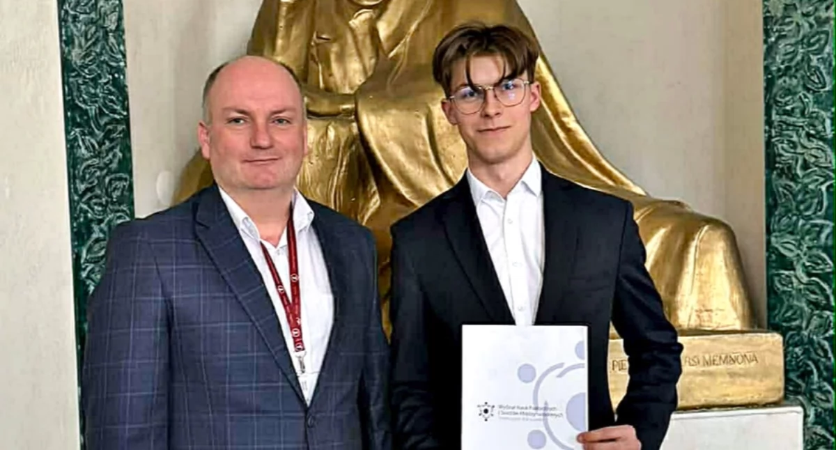 Tomasz Samek, uczeń I Liceum Ogólnokształcącego im. Juliusza Słowackiego w Przemyślu, podopieczny nauczyciela z tej placówki Mariusza Fudały (z lewej), zajął trzecie miejsce w wielkim finale Ogólnopolskiej Olimpiady Wiedzy o Bezpieczeństwie i Obronności. Fot. zbiory własne