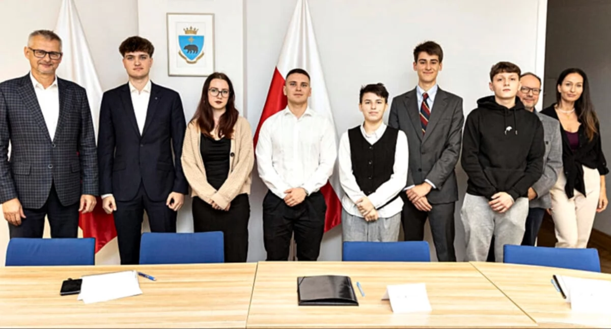 Budżet Obywatelski Miasta Przemyśla na 2027 r. „wzbogacił się” o czwartą kategorię – młodzieżowy budżet obywatelski. Decyzję o tym podjęli przemyscy radni podczas nadzwyczajnej sesji Rady Miejskiej w Przemyślu 8 kwietnia br. Pomysł zgłosiła Młodzieżowa Rada Miasta Przemyśla. Fot. UM Przemyśl