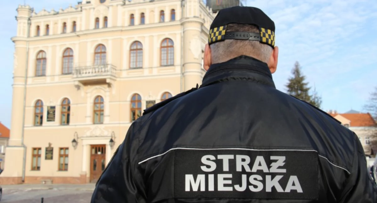 Od kwietnia SM w Jarosławiu liczyć będzie 10 mundurowych strażników. Ich działania uzupełnia 7 pracowników pracujących przez całą dobę na monitoringu. Jak uzasadniono na sesji, formacja potrzebuje nowego, specjalistycznego radiowozu (dotychczas użytkowany jest awaryjny i ma spory przebieg). Jego koszt wywołał dyskusję o potrzebie zakupu. / FOT. UM Jarosław