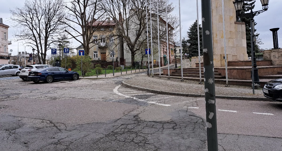 Rewitalizację przestrzeni wokół pomnika Orląt Przemyskich uzupełnioną o remont chodnika przy ul. Długosza mieszkańcy wskazali jako tę inwestycję, która jest miastu potrzebna. Wielu ze zniecierpliwieniem oczekuje startu prac./ FOT. U. Gielo