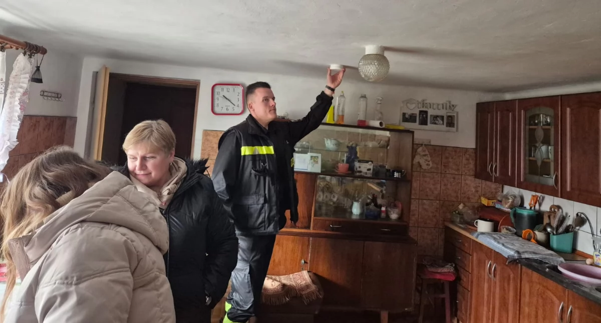 Strażacy z Ochotniczej Straży Pożarnej montują czujki u osób, które samodzielnie nie są w stanie dokonać zakupu oraz montażu urządzenia.  Takie działania odbyły się nie tylko w Przemyślu, ale też m.in. w Dubiecku./ FOT. KM PSP Przemyśl