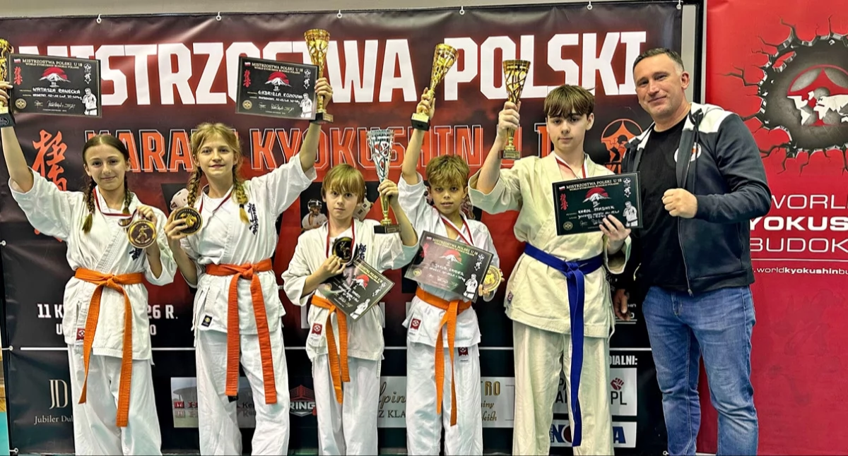 Młodzi karatecy Klubu Karate Kyokushin w Birczy, podopieczni trenera Radosława Bakalusa (z prawej), znakomicie zaprezentowali się podczas mistrzostw Polski w Bielsku-Białej. Fot. zbiory własne