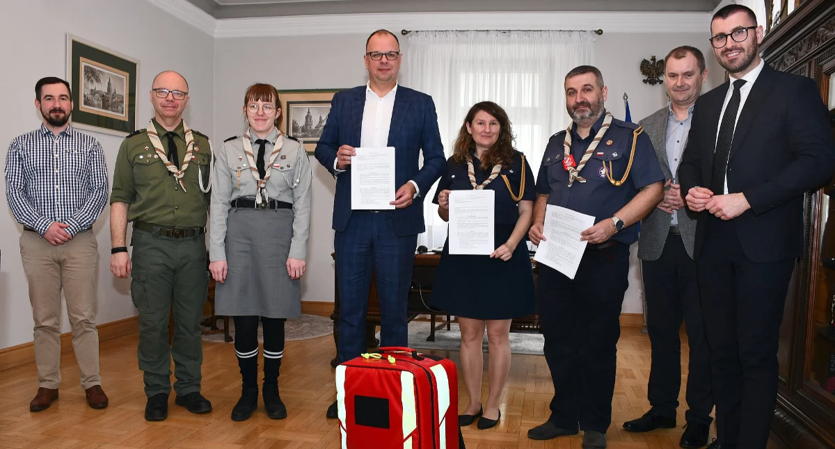 Sprzęt do reagowania w sytuacjach kryzysowych trafił do podkarpackich harcerzy. Dzięki niemu będą mogli skuteczniej dbać o bezpieczeństwo mieszkańców regionu, szkolić się z pierwszej pomocy i reagować na zagrożenia./ FOT. UM Przemyśl