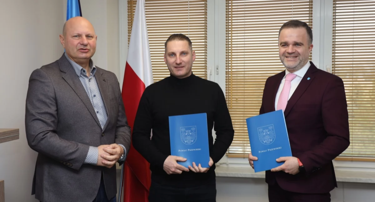 Współpraca samorządów doprowadzi do realizacji ważnego z punktu widzenia mieszkańców zadania drogowego. Jego wykonawcą będzie firma A. S. BRUK z Woli Zarczyckiej reprezentowana przez Andrzeja Słomianego./ FOT. Starostwo Powiatowe w Przeworsku