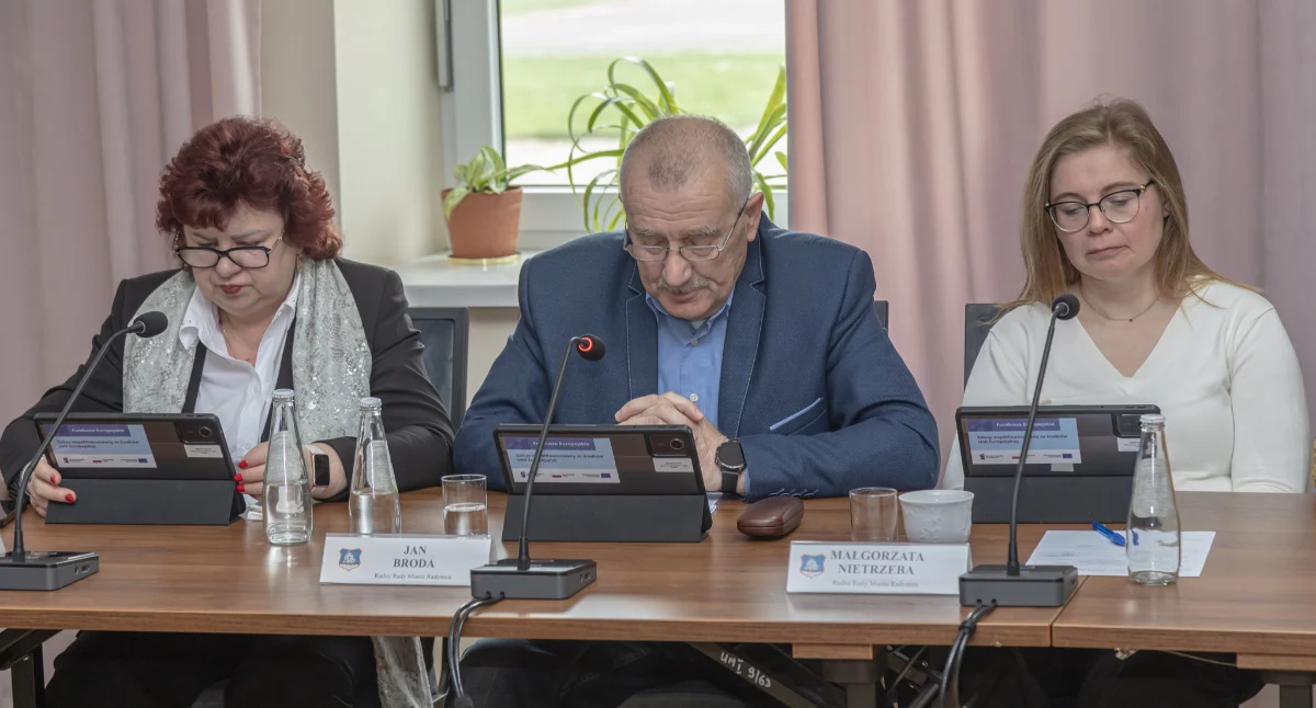 Za sprawą poprawki wprowadzonej do projektu uchwały w sprawie ustalenia opłat za wstęp na teren kompleksu, o którą zawnioskował na sesji Jan Broda, przewodniczący Komisji Budżetu, Inwestycji i Gospodarki Komunalnej, ustalono stawki opłat w kwocie 10 zł za bilet normalny i 5 zł za ulgowy oraz bezpłatny wstęp dla mieszkańców miasta pod warunkiem okazania „Karty Mieszkańca Radymna”./ FOT. UM Radymna