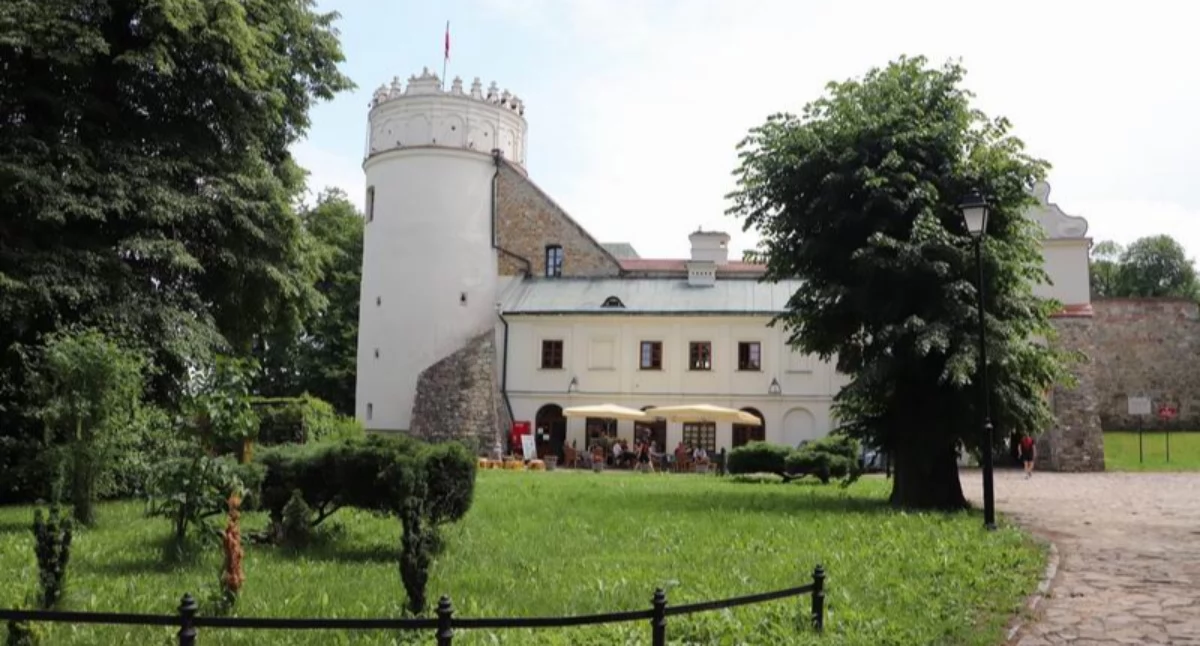 Pieniądze pozyskane przez miasto w ramach dofinansowania skierowane zostaną do dwóch spełniających ważne role kulturalne instytucji, miedzy innymi Zamku Kazimierzowskiego. Zyska jego wnętrze, jak i najbliższe otoczenie./ FOT. ZW