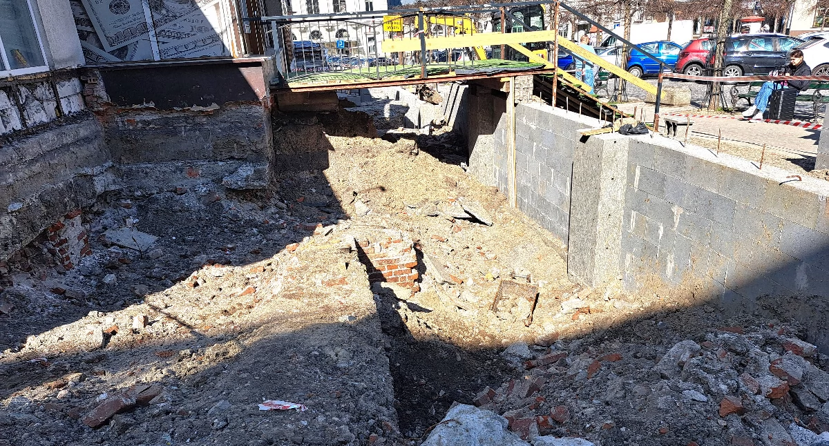 Nielegalna inwestycja w centrum miasta, realizowana bez wymaganego pozwolenia, trafiła pod lupę Wojewódzkim Urzędzie Ochrony Zabytków w Przemyślu. Dziś wiadomo już, że inwestor nie uniknie kary. / FOT. U. Gielo