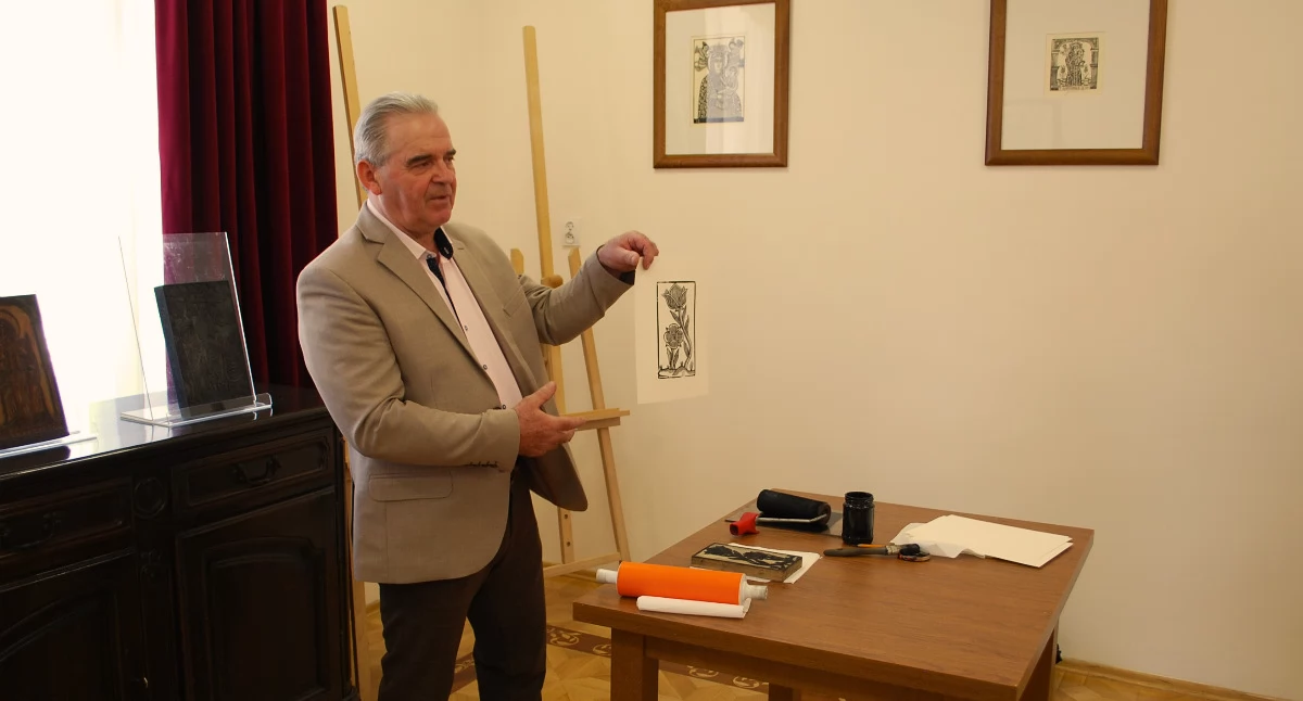 Autor prac – Józef Lewkowicz – chętnie opowiadał o procesie twórczym, wykorzystywanych narzędziach i historii poszczególnych prac. / FOT. materiały organizatora