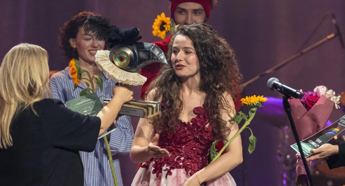 Przemyślanka Magdalena Pamuła (wokalistka i aktorka) tworzy na pograniczu poezji śpiewanej, piosenki aktorskiej i muzyki ludowej. 28 marca w Teatrze Muzycznym Capitol we Wrocławiu odebrała prestiżowe wyróżnienie – Tukana Dziennikarzy./ FOT. materiały organizatora