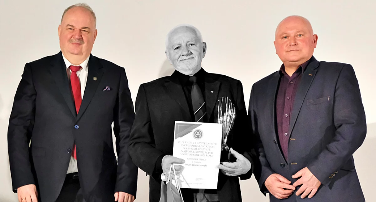 Trener Leszek Wojciechowski (w środku) był także laureatem (w kategorii: trener) naszego konkursu-plebiscytu na najlepszych-najpopularniejszych sportowców. Fot. Jacek Szwic