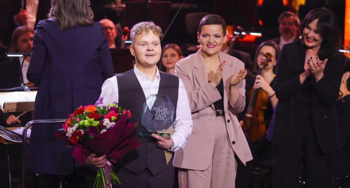 Młody akordeonista z Przemyśla na gali finałowej konkursu odebrał tytuł Młodego Muzyka Roku 2026 oraz nagrodę publiczności przyznaną w głosowaniu SMS. Sukcesu po gratulowała mu m.in. minister kultury i dziedzictwa narodowego Marta Cienkowska./ FOT. D. Matloch MKiDN