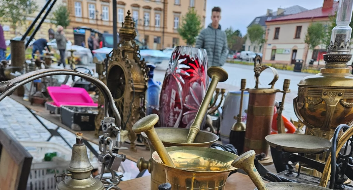 Zainteresowani przedmiotami z duszą nie mogą przegapić takiej okazji do poszerzenia swoich domowych kolekcji. / FOT. UM Jarosław