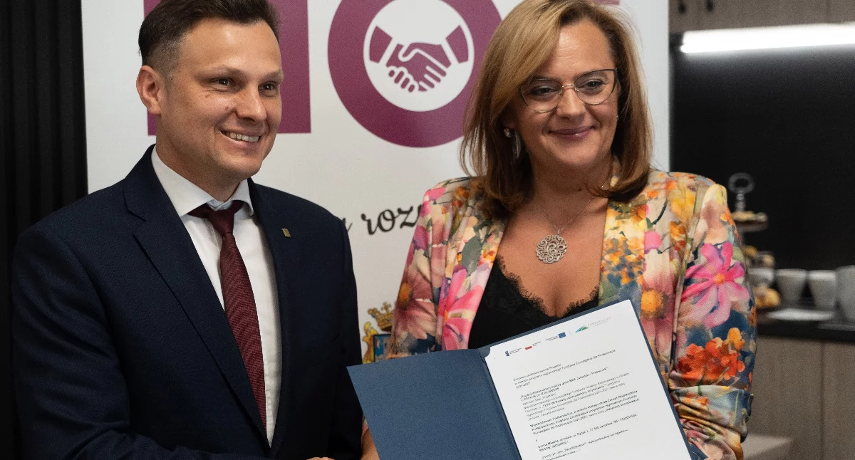 Miasto Jarosław na realizację inwestycji w ramach dwóch projektów otrzymał dofinansowanie w kwocie 14 mln 616 tys. 524 zł 92 gr. Umowę z rąk członka zarządu województwa podkarpackiego Małgorzaty Jarosińskiej-Jedynak odebrał burmistrz miasta Marcin Nazarewicz. Fot. Urząd Marszałkowski w Rzeszowie
