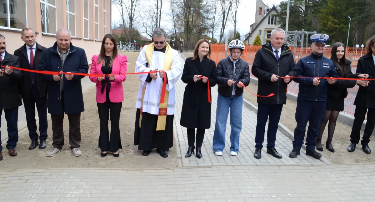 Otwarcie nowych inwestycji adresowanych do najmłodszych mieszkańców  przypieczętowało oficjalne przecięcie wstęgi./ UG Lubaczów