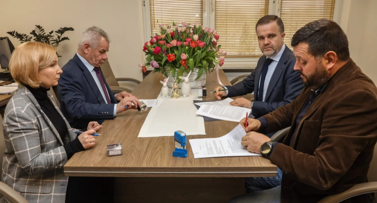 Dokumenty gwarantujące rychłe rozpoczęcie prac remontowych parafowali starosta przeworski Dariusz Łapa, wicestarosta Zbigniew Kiszka i przedstawiciel odpowiadającej za nie firmy Usługi Remontowo-Budowlane Krzysztof Balawender z Przeworska. Asystowała im skarbnik Agnieszka Wojciechowska-Krupa./ FOT. Starostwo Powiatowe w Przeworsku