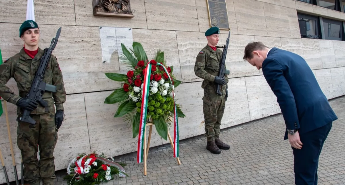 Tablica upamiętniająca wyjątkową postać ma swoje miejsce na ścianie Muzeum Narodowego Ziemi Przemyskiej. W dniu odsłonięcia złożyli pod nią kwiaty przedstawiciele wspomnianej placówki, Konsulatu Generalnego Republiki Węgier, samorządu województwa i parlamentarzyści. Obecni byli też mieszkańcy miasta. / FOT. MNZP