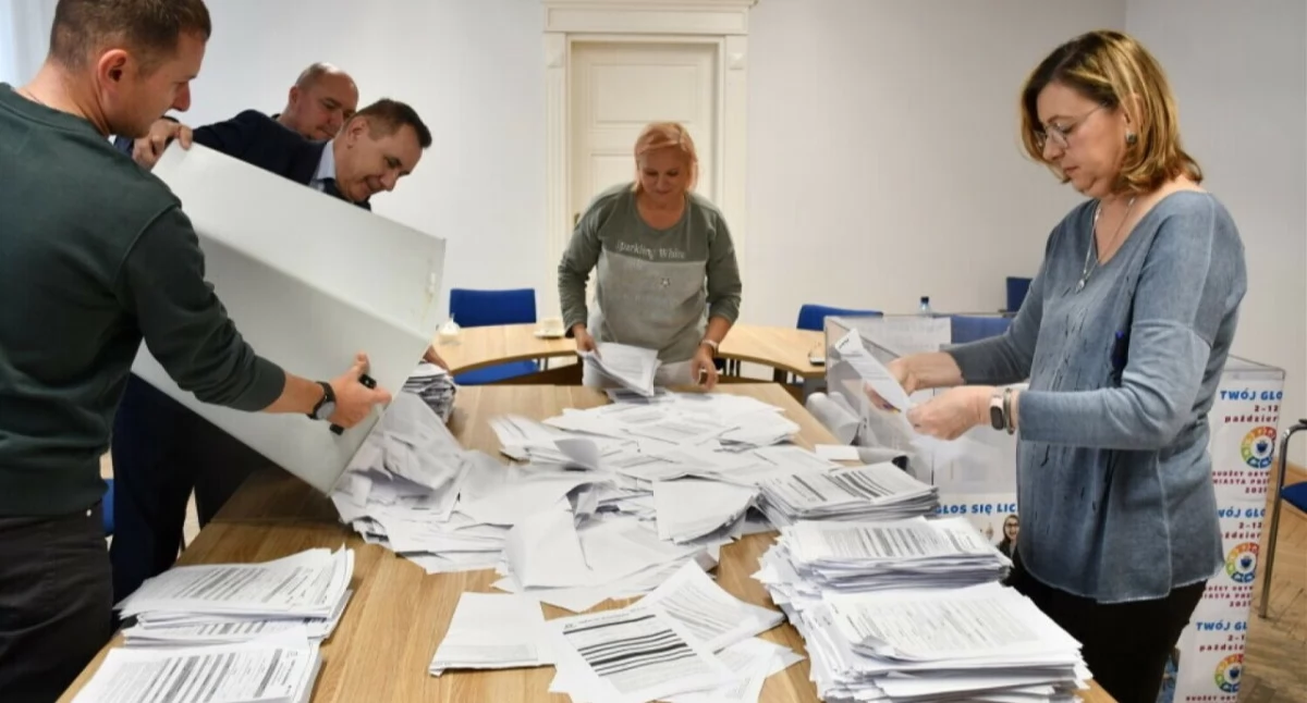 Papierowe karty do głosowania na projekty BO to już przeszłość. Od ubiegłego roku mieszkańcy Przemyśla mogą decydować w tym względzie wyłącznie w formie elektronicznej. Dla osób starszych, nieobytych w sieci i nieposiadających Przemyskiej Karty Mieszkańca pomocne w tym zakresie były osiedlowe punkty biblioteczne, gdzie można było oddać ważny głos z pomocą pracownika placówki. I właśnie o ich liczbę toczy się batalia./ FOT. UM Przemyśl