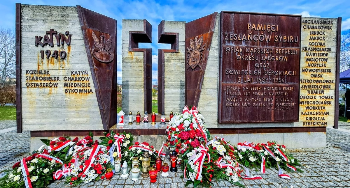 Do głównej ceremonii doszło przed pomnikiem Zesłańców Sybiru i Ofiar Katynia. W trakcie obchodów oddano hołd ofiarom zbrodni katyńskiej – polskim oficerom bestialsko zamordowanym przez NKWD w 1940 r., a także wszystkim inwalidom wojennym, którzy ponieśli trwałe konsekwencje służby na rzecz ojczyzny. Fot. 20. PBOT