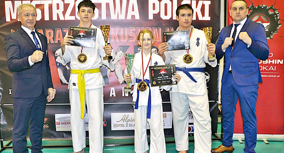 Ekipa Przemyskiego Klubu Karate Kyokushin. Od lewej shihan Jerzy Makara, Jakub Cisowski, Iren Skyba, Samir Azizow i sensei Maciej Macek. Fot. zbiory własne